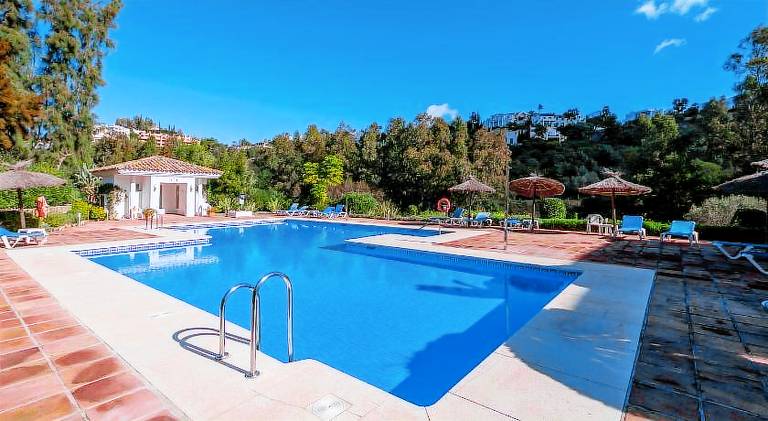 Apartment with pool — photo 3