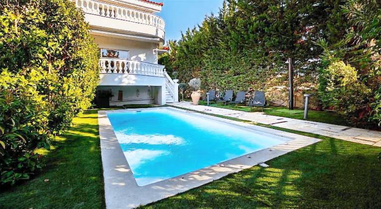 Spacious Villa with pool 500m from the beach in Glyfada