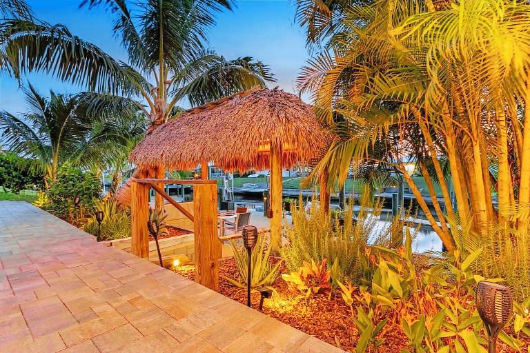 OH! What a Villa - Sunsets, Saltwater Pool, Hot tub, Tiki Hut, Dock - Villa Coastal Cottage- Roelens in Cape Coral, FL