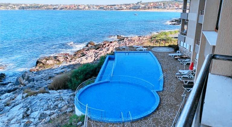 Apartment with pool — photo 2