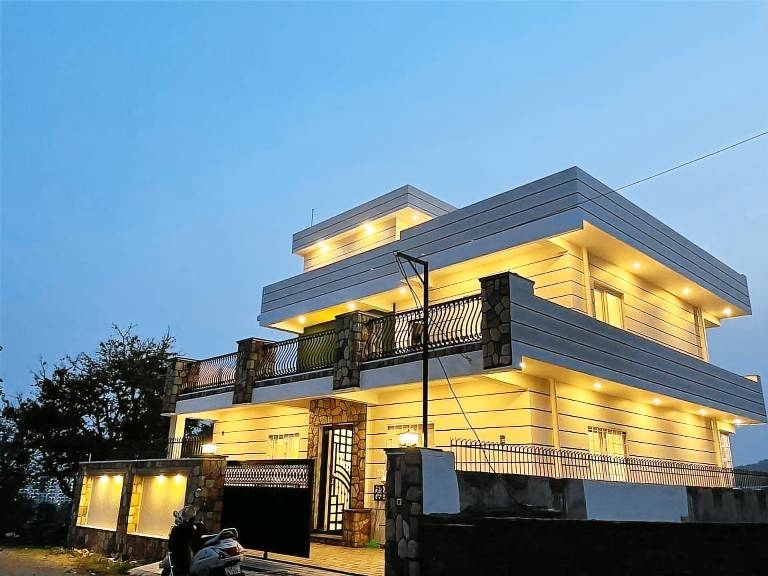 Villa with yard in Dehradun