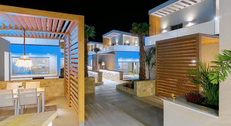 Spacious vacation home with terrace, yard & pool | Next to the beach | Dogs allowed — photo 3