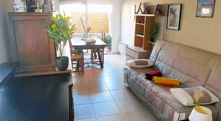 Holiday apartment with 1 room for 4 persons in Courbevoie