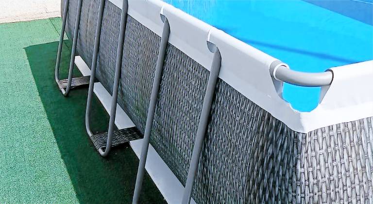Villa with pool — photo 4