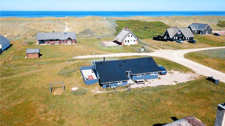 Vacation home with patio, sauna & hot tub in Harboore