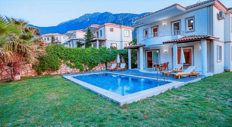 Villa with private pool, barbeque & yard — photo 5