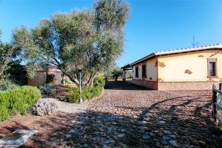 Pet-friendly Holiday Apartment "A contatto con la natura - Orosei" with Garden, Terrace & Wi-Fi — photo 4