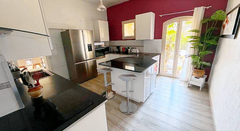 Holiday apartment with terrace & yard — photo 2