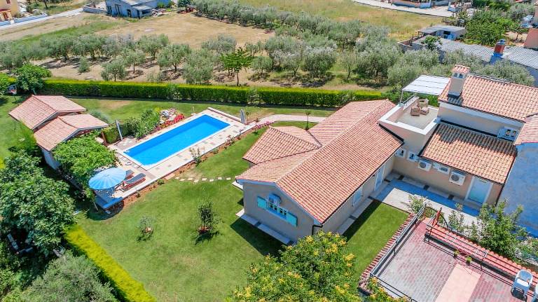 Villa with BBQ, terrace & yard — photo 5