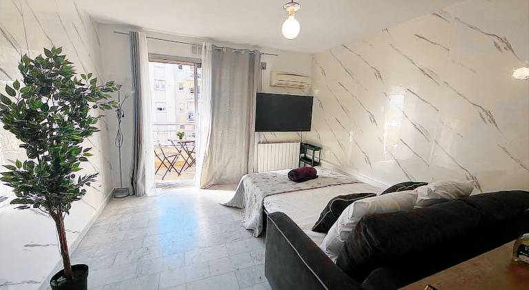 Holiday apartment with terrace | Next to the beach | Pet-friendly in Saint-Laurent-du-Var