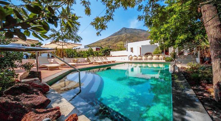 Serviced apartment with yard, pool & patio | Next to the beach | Pets allowed in Messina