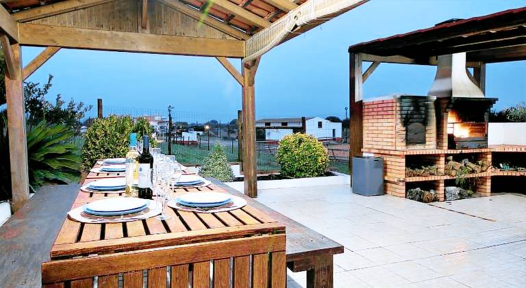 Villa with barbecue, private pool & patio | Pets allowed — photo 5
