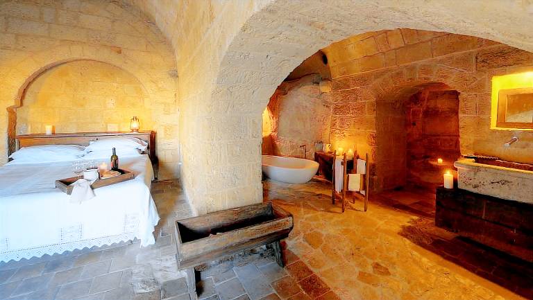 Romantic Cave Rental for Couples in Ancient Matera, Southern Italy — photo 2