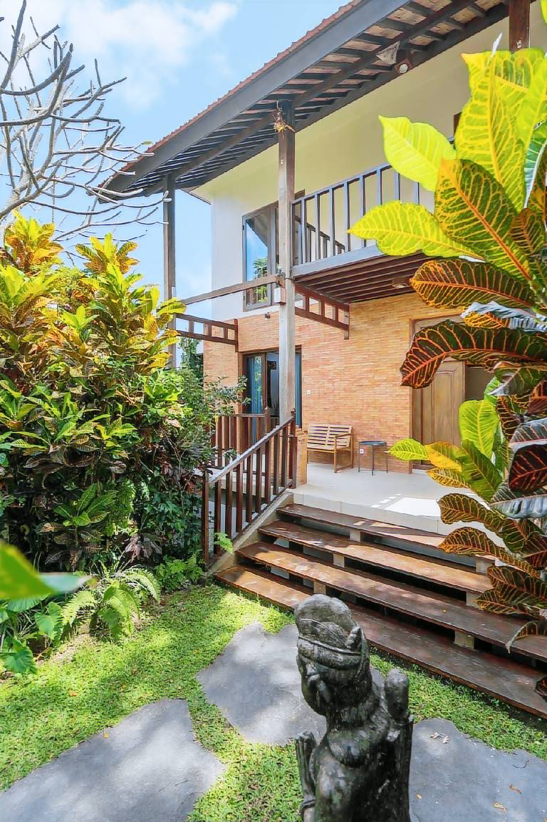 Vacation home with terrace, yard & pool — photo 3