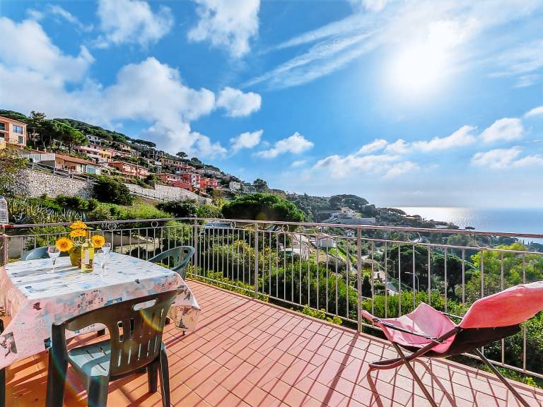 Holiday apartment with yard, barbecue & patio | Sea view | Pet-friendly — photo 3