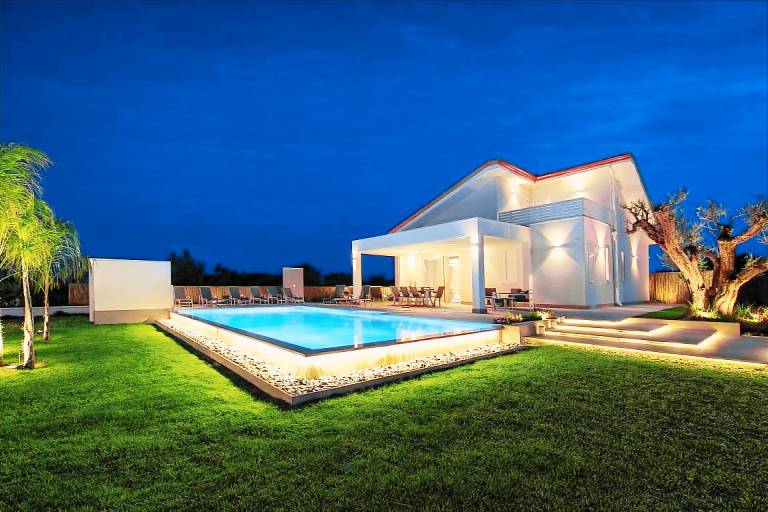 Villa with private pool, BBQ & yard | Pool view — photo 2
