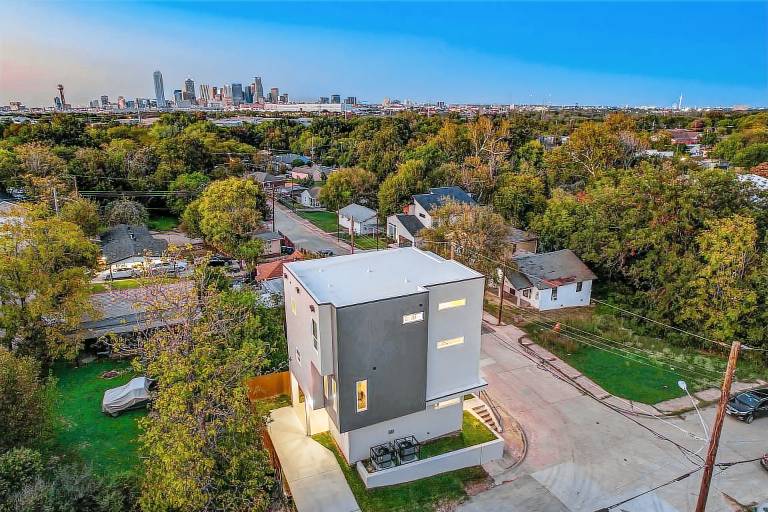 Vacation home with terrace in Dallas, TX