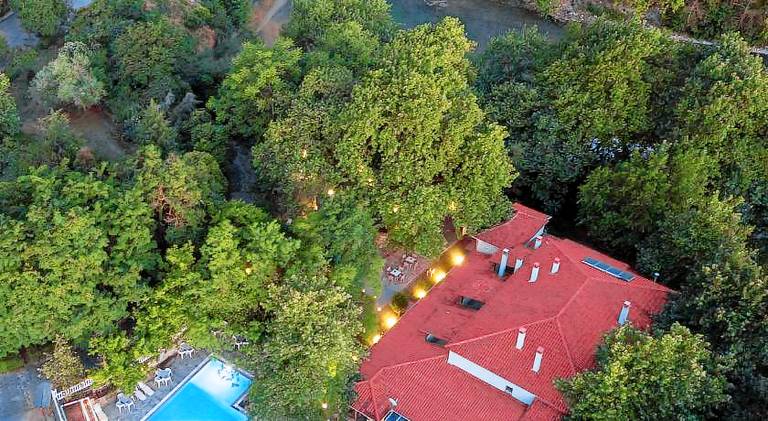 Serviced apartment with terrace, pool & yard | Pet-friendly in Ioannina
