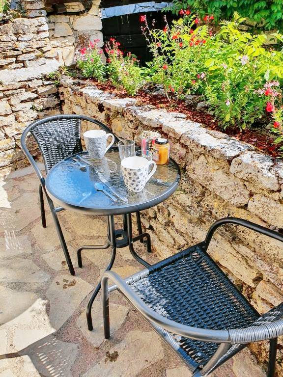 Gite with grill, terrace & yard — photo 2