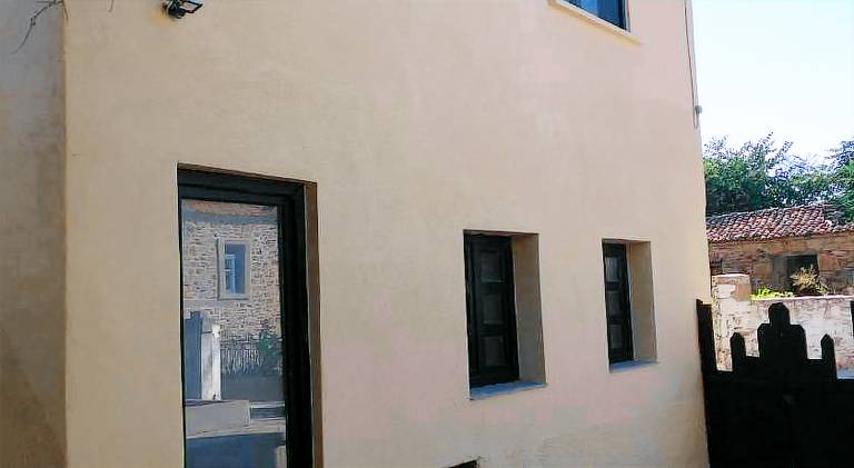 Vacation home with terrace & yard — photo 4