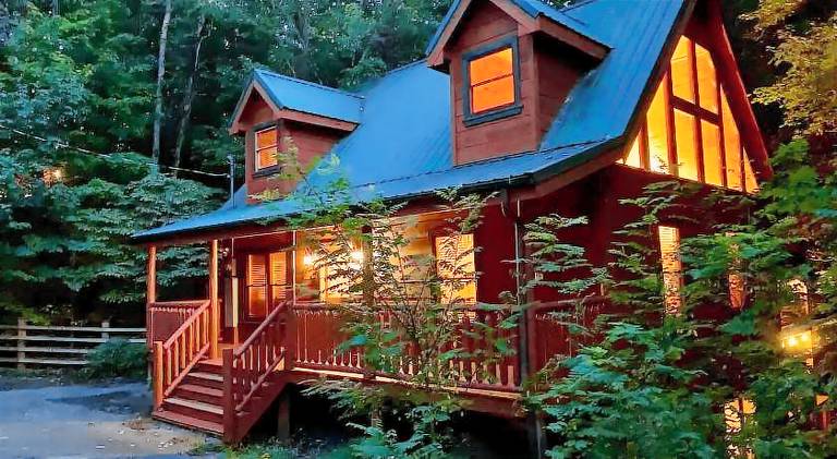 Vacation home with hot tub | Pet-friendly in Sevierville, TN