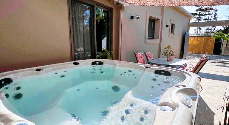 Vacation home with jacuzzi & grill — photo 5