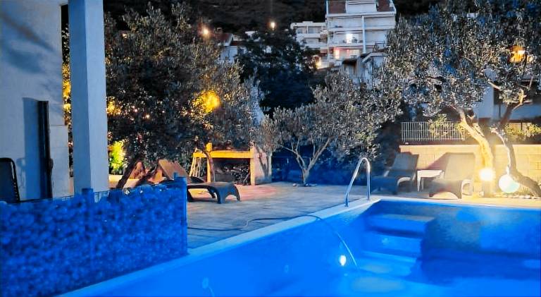 Apartment with pool — photo 3