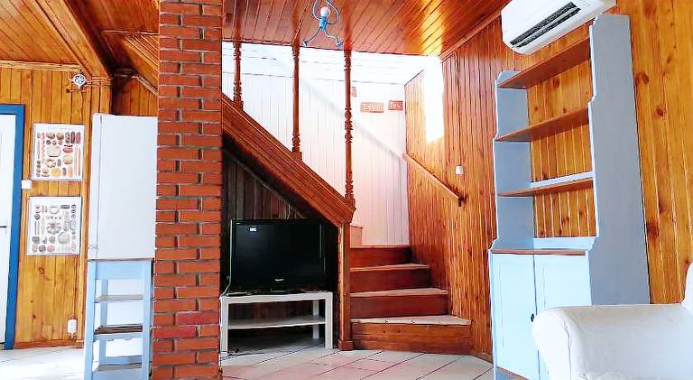 Vacation home with BBQ, terrace & yard — photo 3