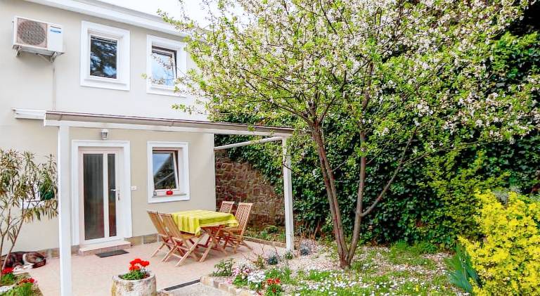 Apartment with garden, BBQ & patio — photo 4