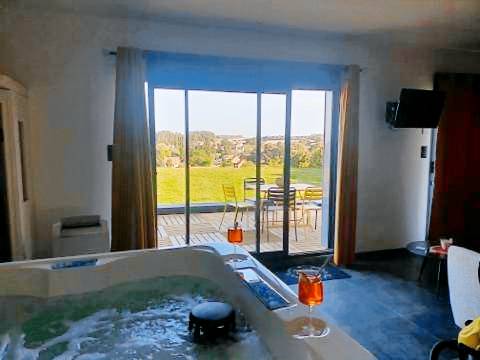 Vacation home with jacuzzi | Pets are welcome — photo 3
