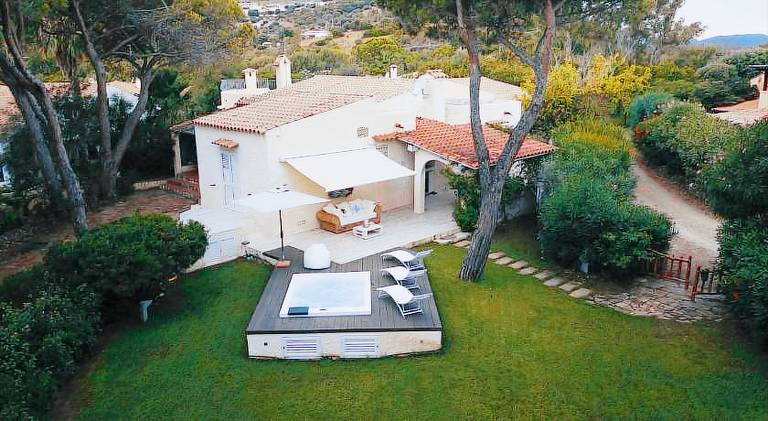 Charming vacation home with pool & hot tub | Close to the beach | Pets allowed in Budoni