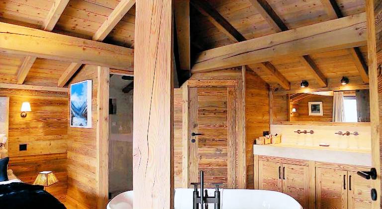 Chalet with terrace, hot tub & garden | Perfect for remote work — photo 3