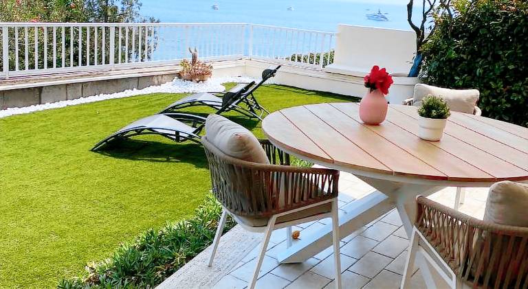 Rental apartment with pool, yard & terrace in Menton
