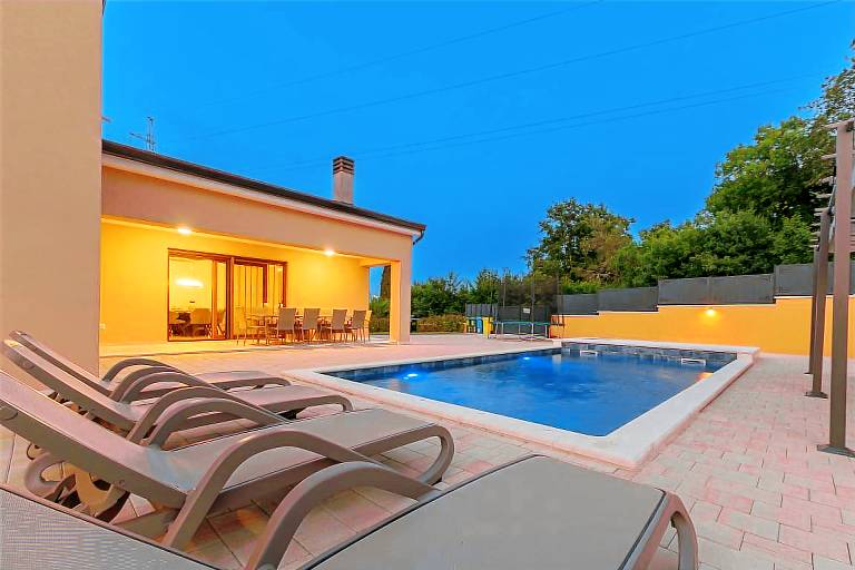 Fully equipped spacious villa with patio, pool & BBQ | Pet-friendly — photo 5