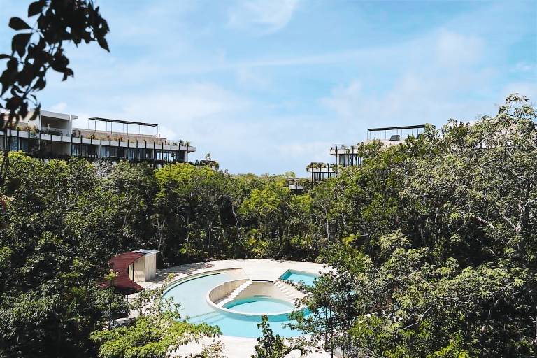 Beautiful Jungle Loft with Rooftop Pool and Gym