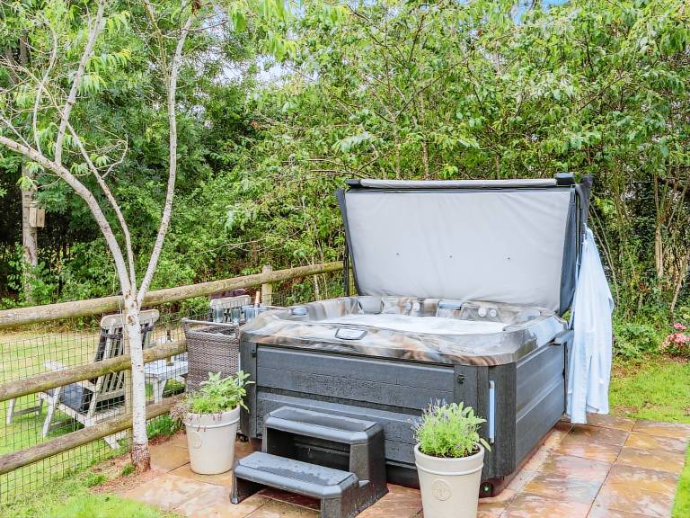 Cottage with terrace, yard & jacuzzi — photo 3