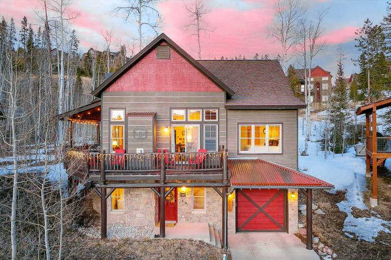 Family-friendly ample vacation home with jacuzzi & BBQ | Mountain view | Pets are welcome in Winter Park, CO