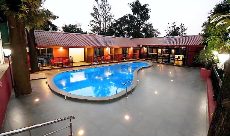 Wonderful apartment with patio, pool & garden | Dogs allowed in Jaoli