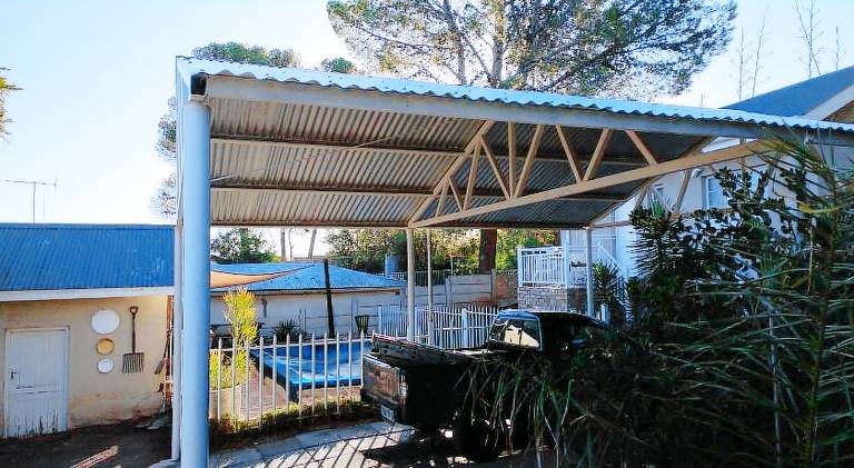 House with pool — photo 5