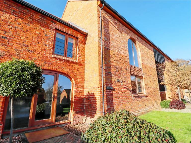 Family-oriented charming cottage with yard | Pet-friendly — photo 4