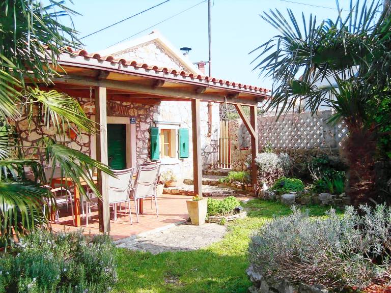 Vacation home with grill, terrace & yard in Medulin