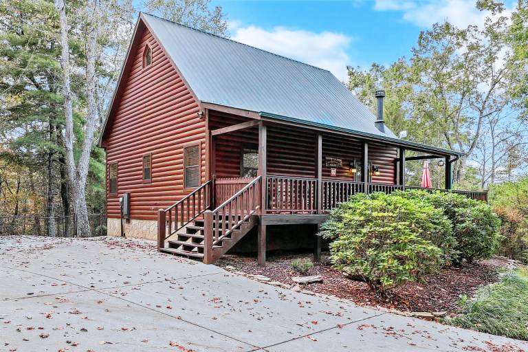 Doin' All Right, a handcrafted dog-friendly cabin on a large 2-acre lot just minutes from town! in Sevierville, TN