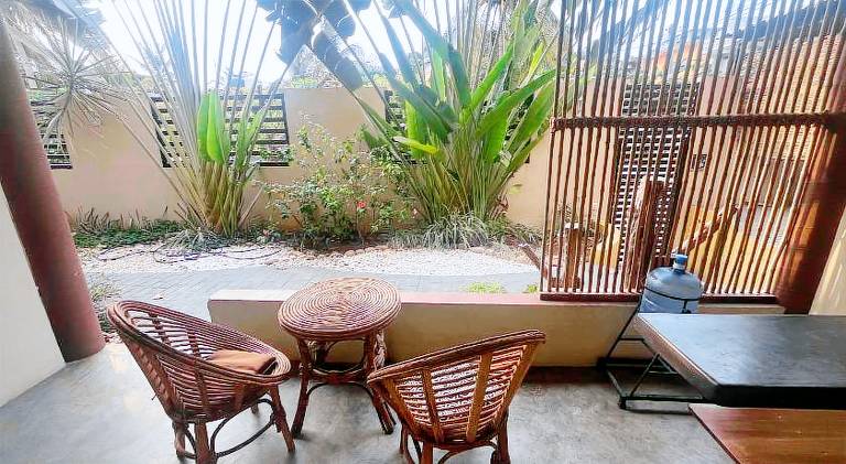 Serviced apartment with patio & yard | Dogs allowed — photo 3