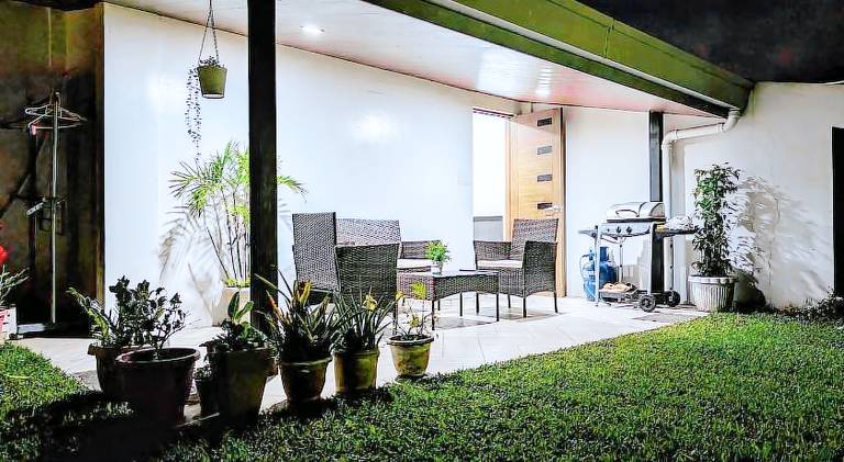 Vacation home with barbecue, private pool & yard — photo 5