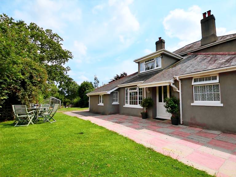 Fully equipped vacation home with yard | Pets are welcome in Newton Abbot