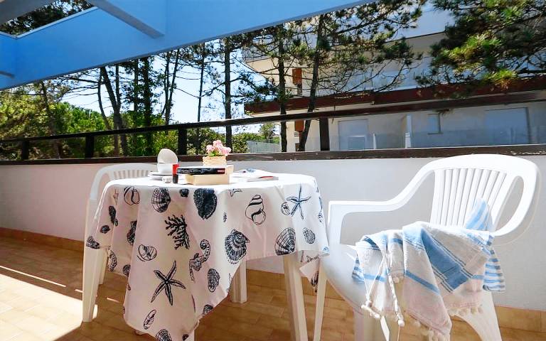 Rental apartment with patio — photo 2