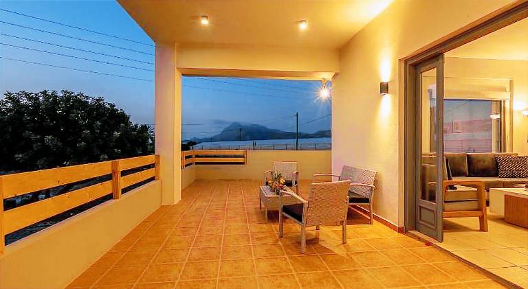 Vacation home with yard & terrace — photo 4