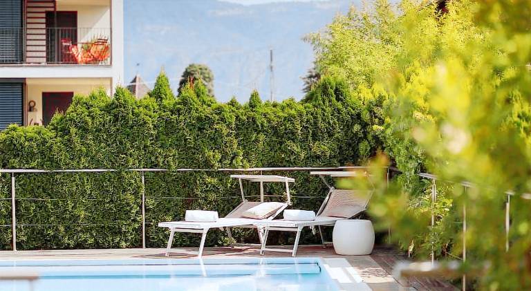Apartment with yard, patio & pool — photo 4