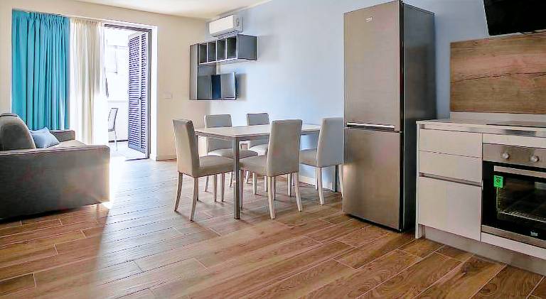 Serviced apartment with patio — photo 2