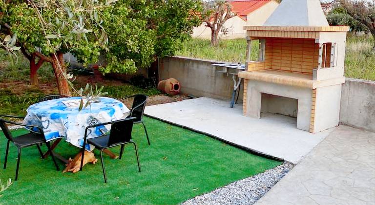 Holiday apartment with barbeque & yard — photo 5